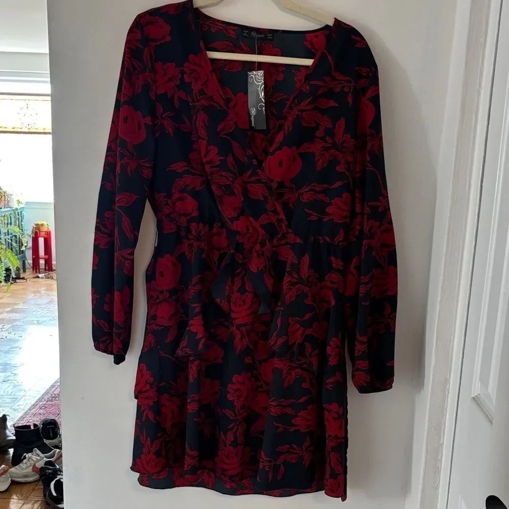 ✨NWT✨ Floral Red and Black Wrap Dress Size Large